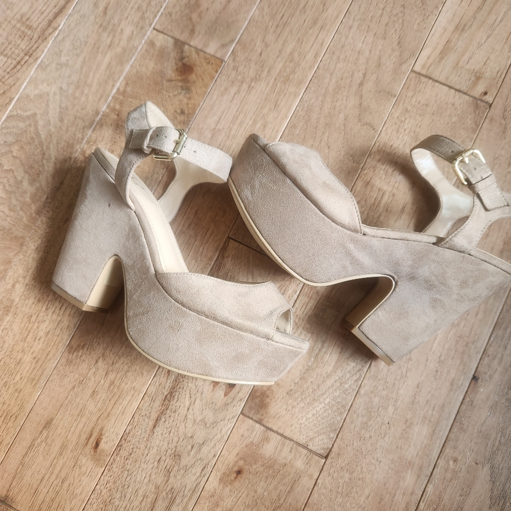 Heels - Picture 3 of 3